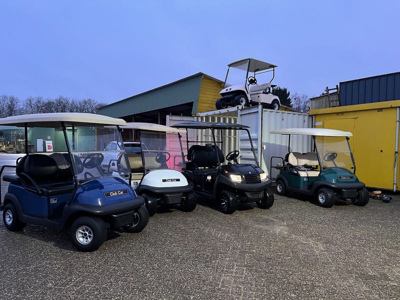 Rij tweedehands golfkarren bij de werkplaats van Greengolfcarts in Tilburg